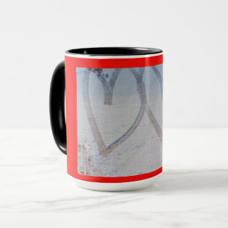 Abdruck von zwei Herzen gezeichnet im Schnee auf e Tasse