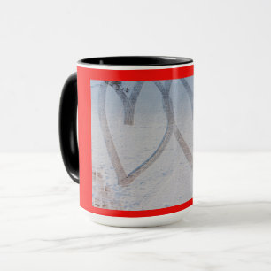 Abdruck zweier Herzen, die auf einer Tasse in den 