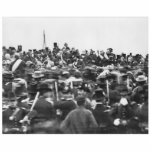 Abe Lincoln Gettysburg Rede: Ende des Zivilen Krie Freistehende Fotoskulptur<br><div class="desc">Abraham Lincoln war ein amerikanischer Staatsmann und Rechtsanwalt, der vom März 1861 bis zu seiner Ermordung im April 1865 als 16. Präsident der Vereinigten Staaten diente. Lincoln führte die Nation durch den Zivilen Amerikanischen Krieg, seinen blutigsten Krieg und seine bestste moralische, verfassungsmäßige und politische Krise. Am Ende des Zivilen Krieges...</div>