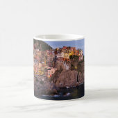 Abend in der Cinque Terre, Italien Kaffeetasse (Mittel)