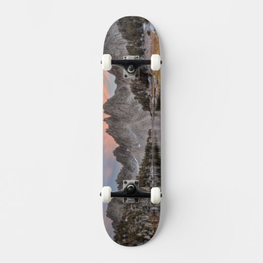 Abend Kearsarge Pinnacles-Reflexionen Skateboard (Vorderseite)