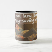 Abend-Scroll – Cozy-Relatable-Tasse Tasse (Zentrum)