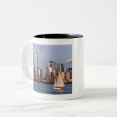 Abend Skyline Lower Manhattan.JPEG Zweifarbige Tasse (Vorderseite Links)
