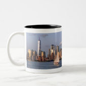 Abend Skyline Lower Manhattan.JPEG Zweifarbige Tasse (Links)