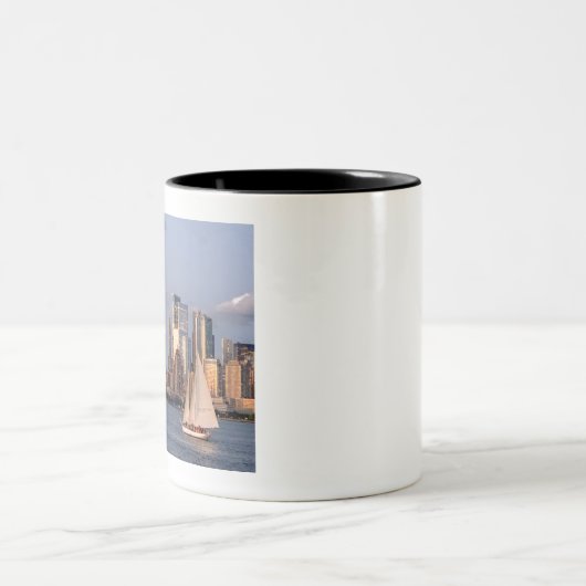 Abend Skyline Lower Manhattan.JPEG Zweifarbige Tasse (Mittel)