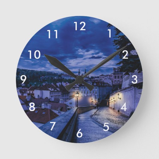 Abend Straße in Prag Runde Wanduhr (Vorderseite)