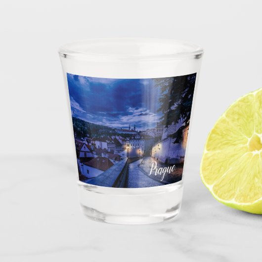 Abend Straße in Prag Schnapsglas (Vorderseite)