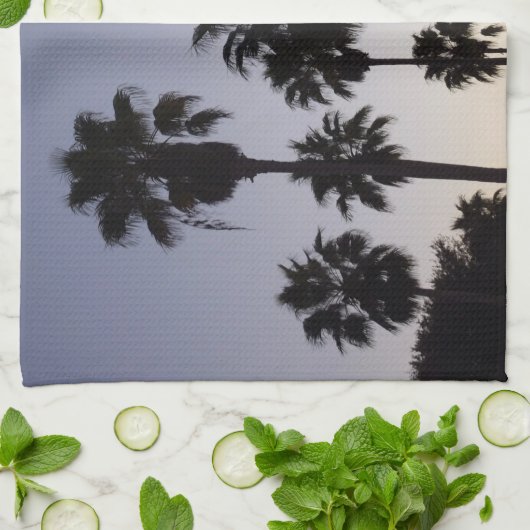 Abenddämmerung mit tropischen Palmen Handtuch (Gefaltet)