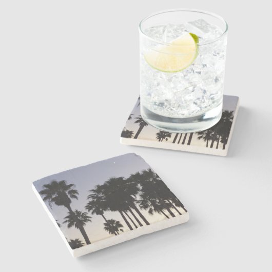 Abenddämmerung mit tropischen Palmen Steinuntersetzer (Seitenansicht)