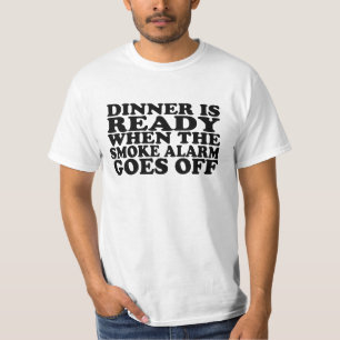 Abendessen bereit, wenn die Rauchwarnung weg vom T-Shirt