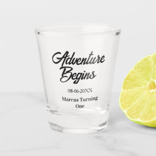 Abenteuer beginnt 1. Geburtstagsname Datum einfach Schnapsglas