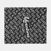 "Abenteuer beginnt" Personalisieren mit Ihrem Text Fleecedecke (Vorderseite (Horizontal))