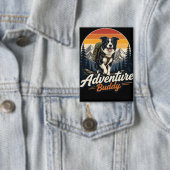 Abenteuer-Buddy-Hunde-Wandkunst Button (Insitu)