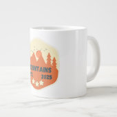 Abenteuer erwartet, Camping Idea , Berge lustig Jumbo-Tasse (Vorderseite Rechts)