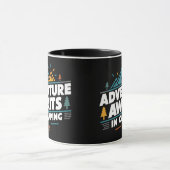 Abenteuer erwartet in Camping, schwarze Tasse (Zentrum)