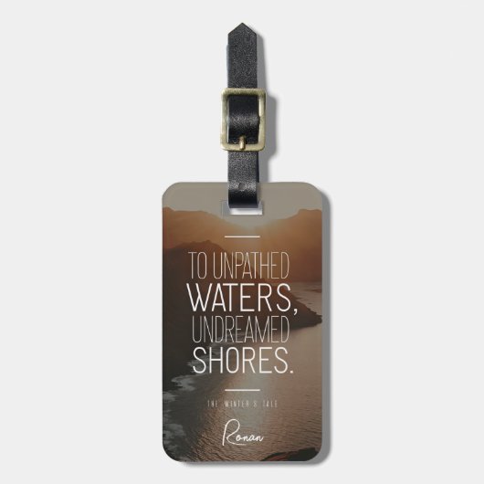 Abenteuer erwartet Modernes, kühnes Zitat Shakespe Gepäckanhänger (Vorderseite vertikal)