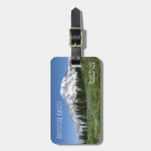 Abenteuer erwartet (Mt regnerischer) Gepäckanhänger (Vorderseite vertikal)