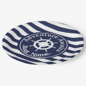 Abenteuer erwartet. Name des Bootes. Pappteller (Schrägansicht)