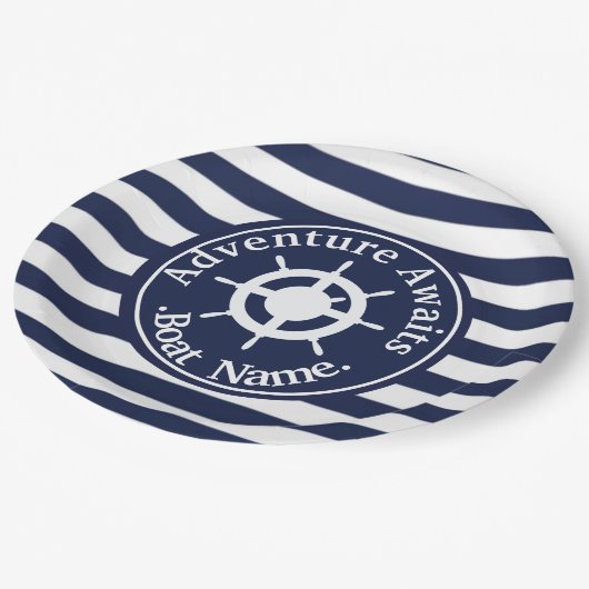 Abenteuer erwartet. Name des Bootes. Pappteller (Schrägansicht)