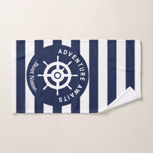 Abenteuer erwartet. Nennen Sie Ihr Boot. Badhandtuch Set (Handtuch)
