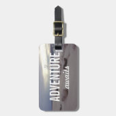 Abenteuer erwartet Typografie-Strand-Wellen Gepäckanhänger (Vorderseite vertikal)
