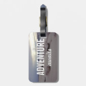 Abenteuer erwartet Typografie-Strand-Wellen Gepäckanhänger (Rückseite vertikal)