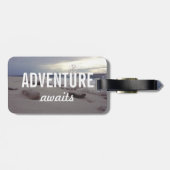 Abenteuer erwartet Typografie-Strand-Wellen Gepäckanhänger (Rückseite horizontal)