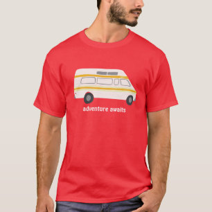 Abenteuer erwartet! Vintages campervan vanlife RV T-Shirt