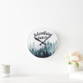 Abenteuer erwartet Wasserfarbenfroh Rustikaler Wal Runde Wanduhr (Zuhause)