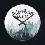 Abenteuer erwartet Wasserfarbenfroh Rustikaler Wal Runde Wanduhr<br><div class="desc">Aquarell bemalter rustikaler Wald "Abenteuer wartet" Uhr. Personalisierbar!</div>