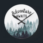 Abenteuer erwartet Wasserfarbenfroh Rustikaler Wal Runde Wanduhr<br><div class="desc">Aquarell bemalter rustikaler Wald "Abenteuer wartet" Uhr. Personalisierbar!</div>
