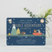 Abenteuer erwartet Woodland Twin Boys Baby Shower Einladung (Stehend Vorderseite)