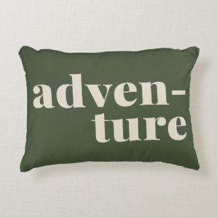 Abenteuer inspirierendes Zitat in Forest Green Dekokissen