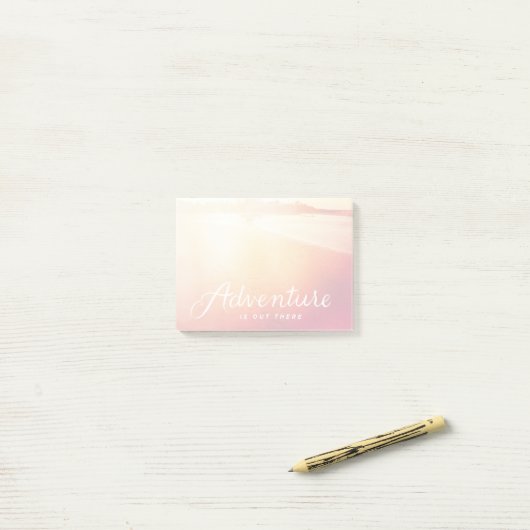 Abenteuer ist dort draussen post-it klebezettel (Auf Schreibtisch)