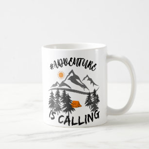 Abenteuer ist Rufen, Berge, draußen, Camping Kaffeetasse