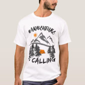 Abenteuer ist Rufen, Berge, draußen, Camping T-Shirt (Vorderseite)