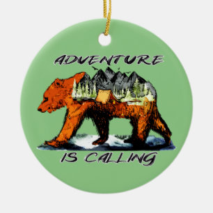 Abenteuer ruft - Bär Camping Wald Berg Keramik Ornament