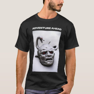 Abenteuer voraus. Skulptur einer Schlange über dem T-Shirt