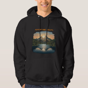 Abenteuer warten auf Bergsee-Sonnenuntergang beim Hoodie