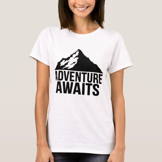 Abenteuer warten auf Bergwanderdesign T-Shirt (Vorderseite)