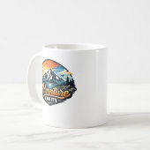 Abenteuer warten – Berglandschaft Outdoor  Kaffeetasse (Vorderseite Links)