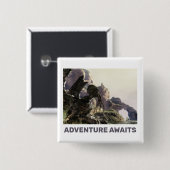 Abenteuer warten. Fantasielandschaft Button (Vorne & Hinten)