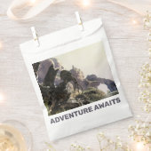 Abenteuer warten. Fantasielandschaft Geschenktütchen (Ausgeschnitten)