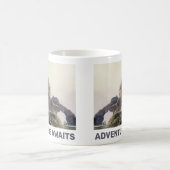 Abenteuer warten. Fantasielandschaft Kaffeetasse (Mittel)
