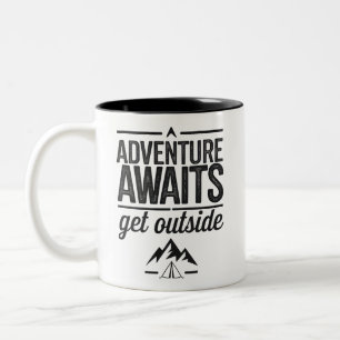 Abenteuer warten – Komm raus Typografie-Design Zweifarbige Tasse