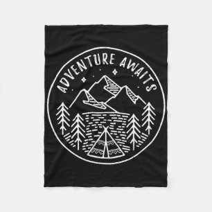 Abenteuer warten Retro-Sommercamp-Zelt-Shirt für Fleecedecke