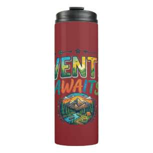 Abenteuer warten Vintage Berg T-Shirt Thermosbecher