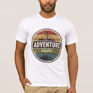Abenteuer warten Vintage-Bergkompass-Abzeichen T-Shirt