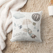 Abenteuer wartet auf das sonnige Kissen am Throw (Decke)