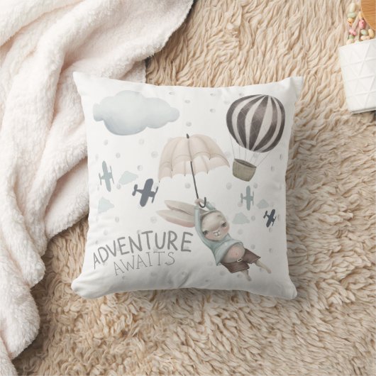 Abenteuer wartet auf das sonnige Kissen am Throw (Decke)